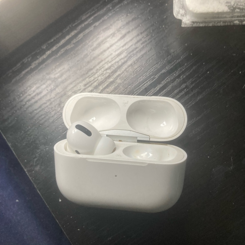 Apple Airpods pro with 1 airpod